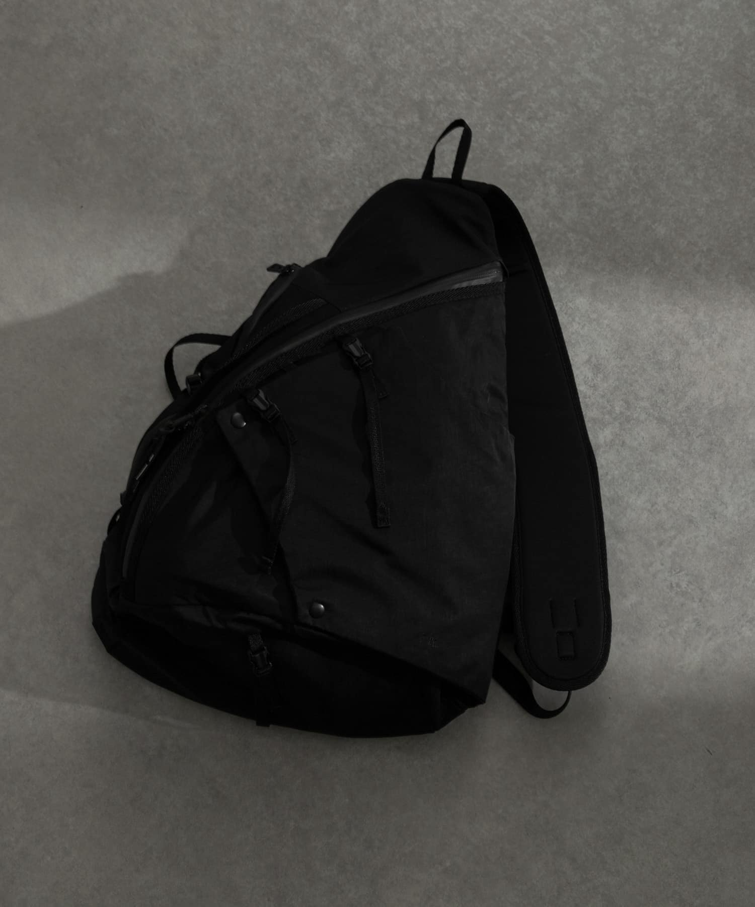 F/CE. TEXTURED TWILL 3POINTS SLINGER BAG / 多功能單肩背包
