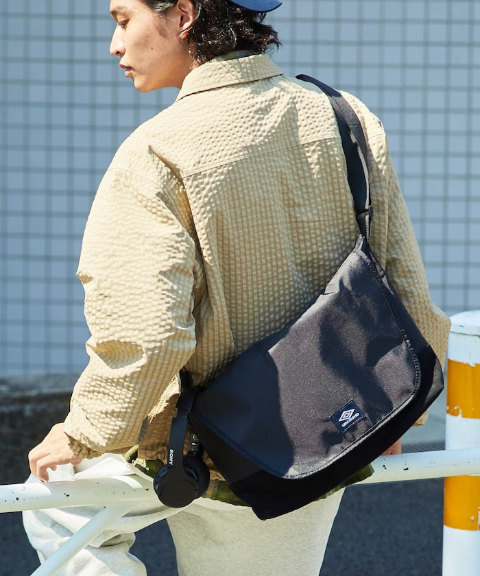 UMBRO / 別注 CLASSIC MESSENGER BAG 側背包