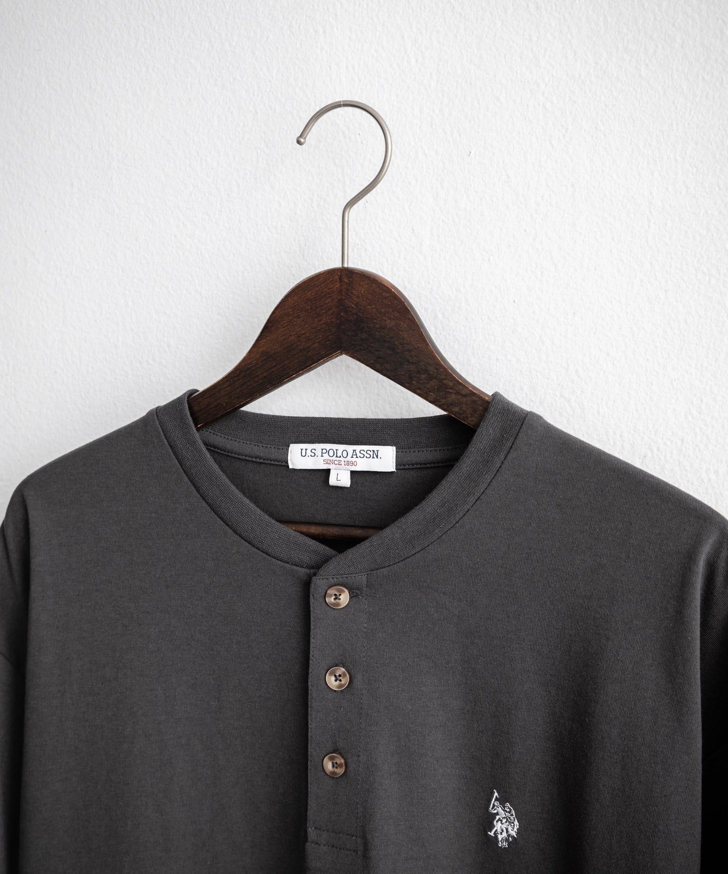 U.S. POLO ASSN. / 刺繡亨利領短袖T恤