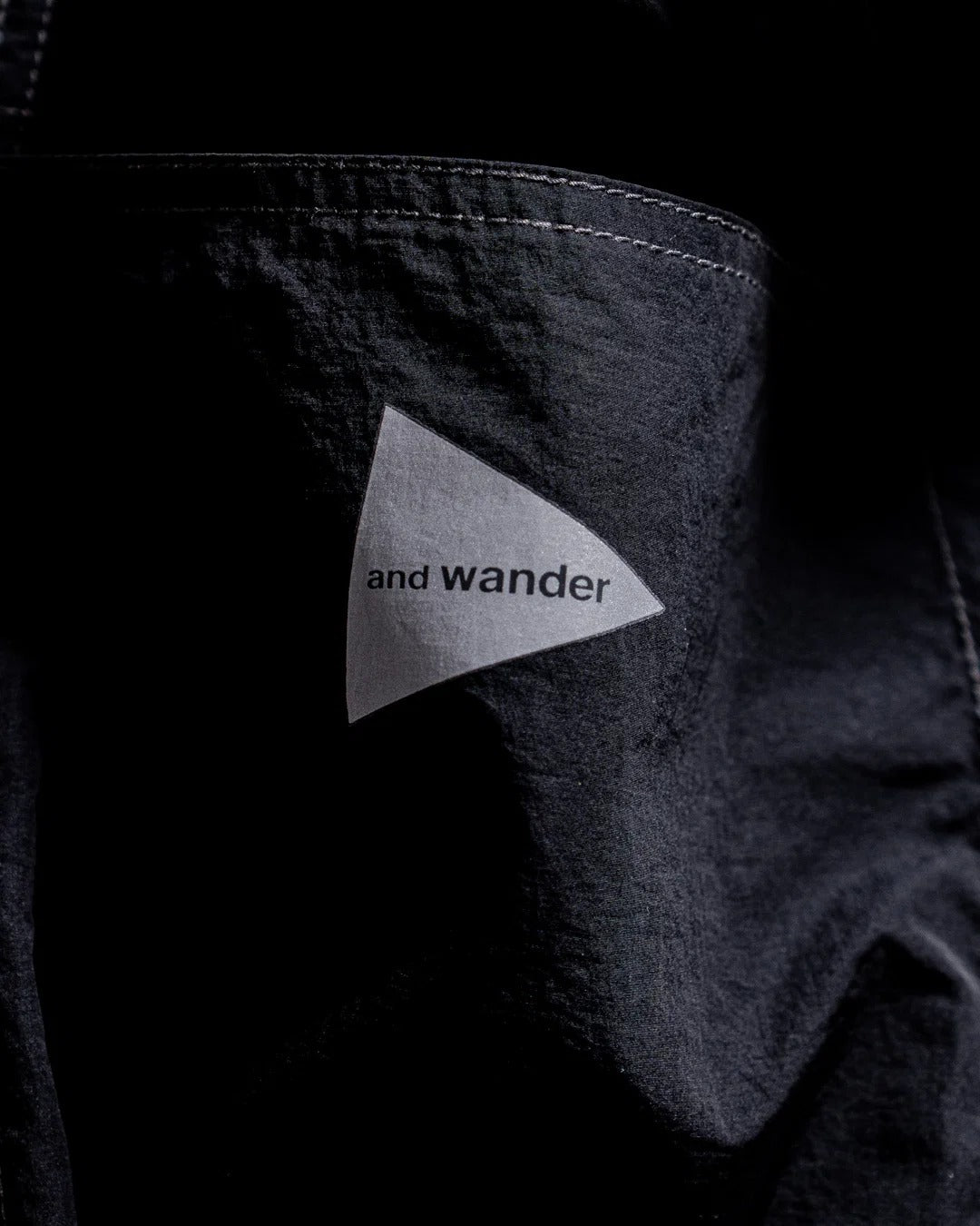 and wander / 皺褶尼龍雙口袋襯衫外套