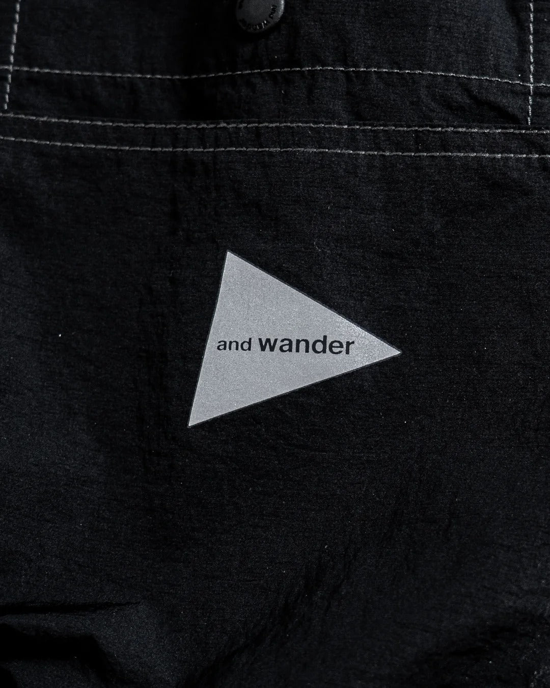 and wander / 皺褶尼龍雙口袋襯衫外套