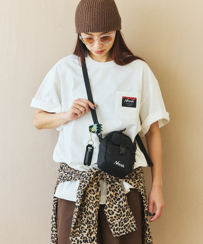 NANGA 別注 ECO HYBRID CONTOUR LOGO TEE / 等高線圖形口袋短袖 T 恤