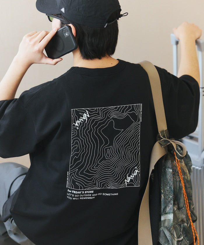 NANGA 別注 ECO HYBRID CONTOUR LOGO TEE / 等高線圖形口袋短袖 T 恤