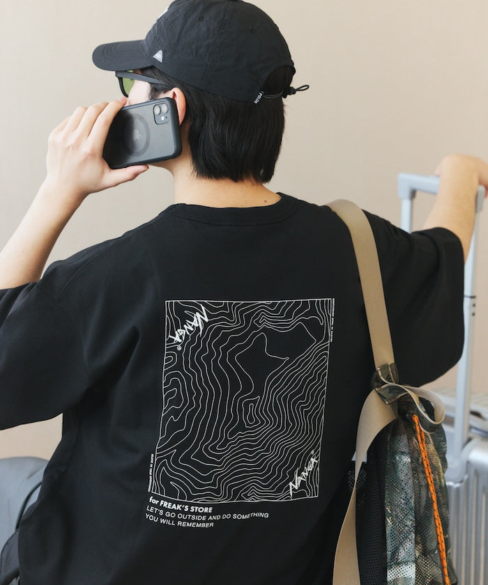 NANGA 別注 ECO HYBRID CONTOUR LOGO TEE / 等高線圖形口袋短袖 T 恤