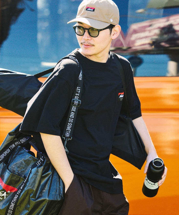 NANGA 別注 ECO HYBRID CONTOUR LOGO TEE / 等高線圖形口袋短袖 T 恤