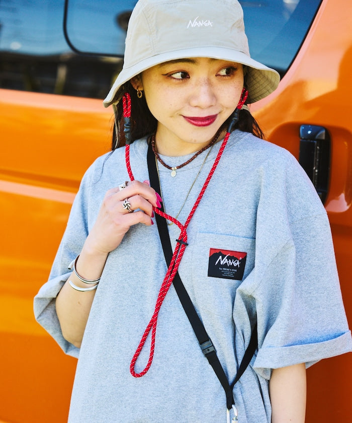 NANGA 別注 ECO HYBRID CONTOUR LOGO TEE / 等高線圖形口袋短袖 T 恤