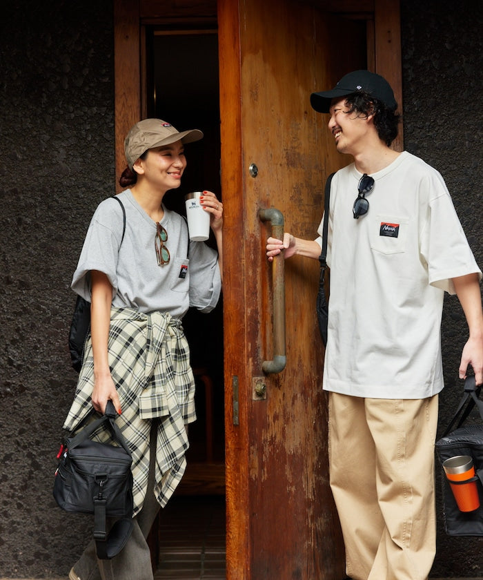 NANGA 別注 ECO HYBRID CONTOUR LOGO TEE / 等高線圖形口袋短袖 T 恤