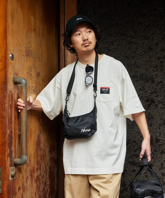 NANGA 別注 ECO HYBRID CONTOUR LOGO TEE / 等高線圖形口袋短袖 T 恤
