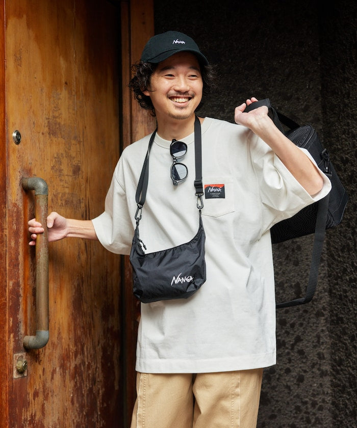 NANGA 別注 ECO HYBRID CONTOUR LOGO TEE / 等高線圖形口袋短袖 T 恤