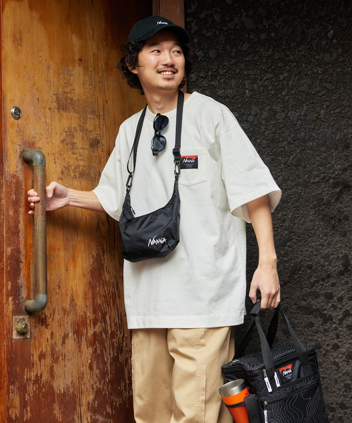 NANGA 別注 ECO HYBRID CONTOUR LOGO TEE / 等高線圖形口袋短袖 T 恤