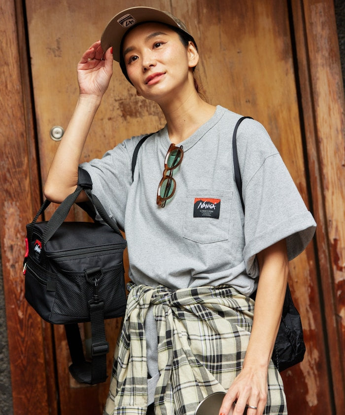 NANGA 別注 ECO HYBRID CONTOUR LOGO TEE / 等高線圖形口袋短袖 T 恤