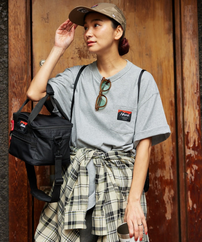 NANGA 別注 ECO HYBRID CONTOUR LOGO TEE / 等高線圖形口袋短袖 T 恤