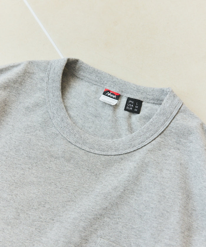 NANGA 別注 ECO HYBRID CONTOUR LOGO TEE / 等高線圖形口袋短袖 T 恤