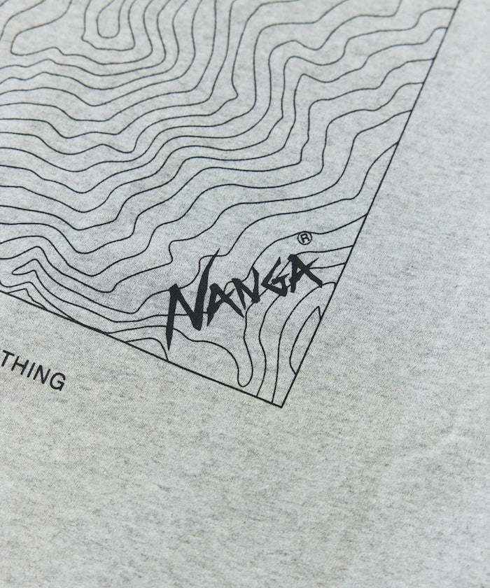 NANGA 別注 ECO HYBRID CONTOUR LOGO TEE / 等高線圖形口袋短袖 T 恤