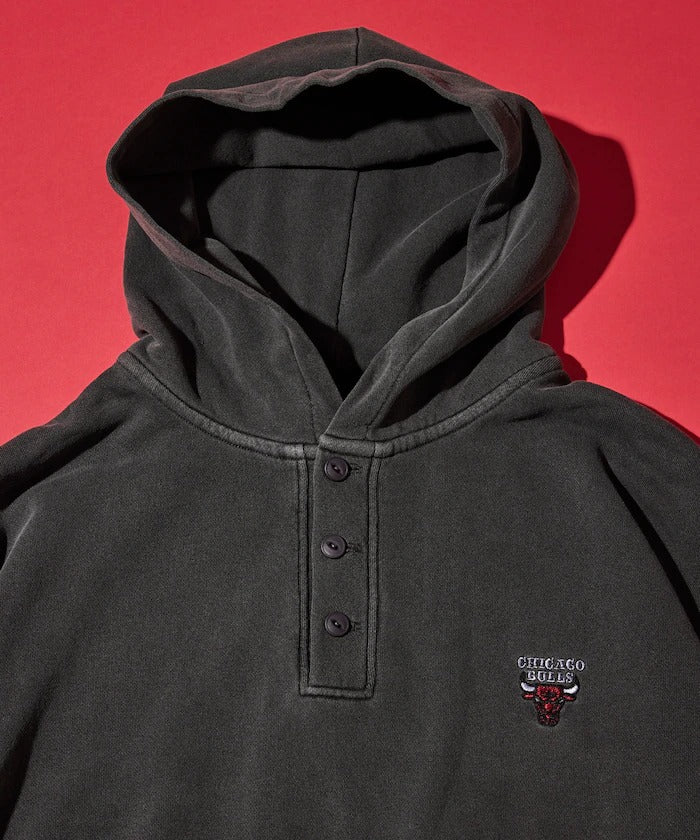 NBA × FREAK'S STORE / 球隊插畫背印 亨利領連帽衫(日本聯名限定)