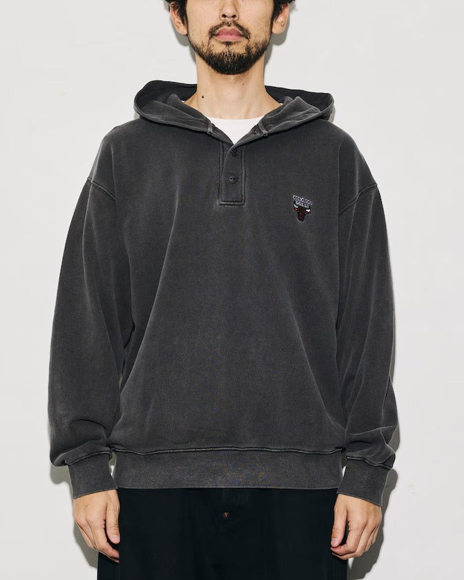 NBA × FREAK'S STORE / 球隊插畫背印 亨利領連帽衫(日本聯名限定)
