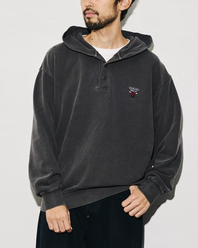 NBA × FREAK'S STORE / 球隊插畫背印 亨利領連帽衫(日本聯名限定)