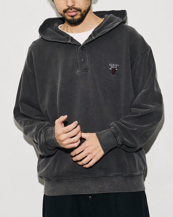 NBA × FREAK'S STORE / 球隊插畫背印 亨利領連帽衫(日本聯名限定)
