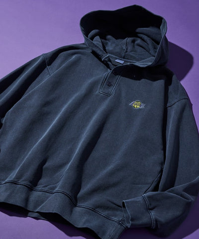 NBA × FREAK'S STORE / 球隊插畫背印 亨利領連帽衫（日本聯名限定）