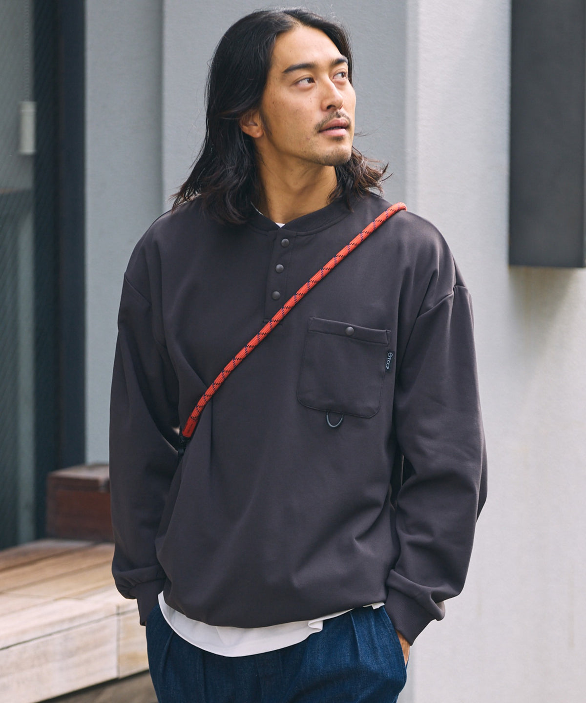 THE CRAFT CREW PRODUCTS / 四向彈性機能 亨利領 口袋長T恤（抽繩下擺）