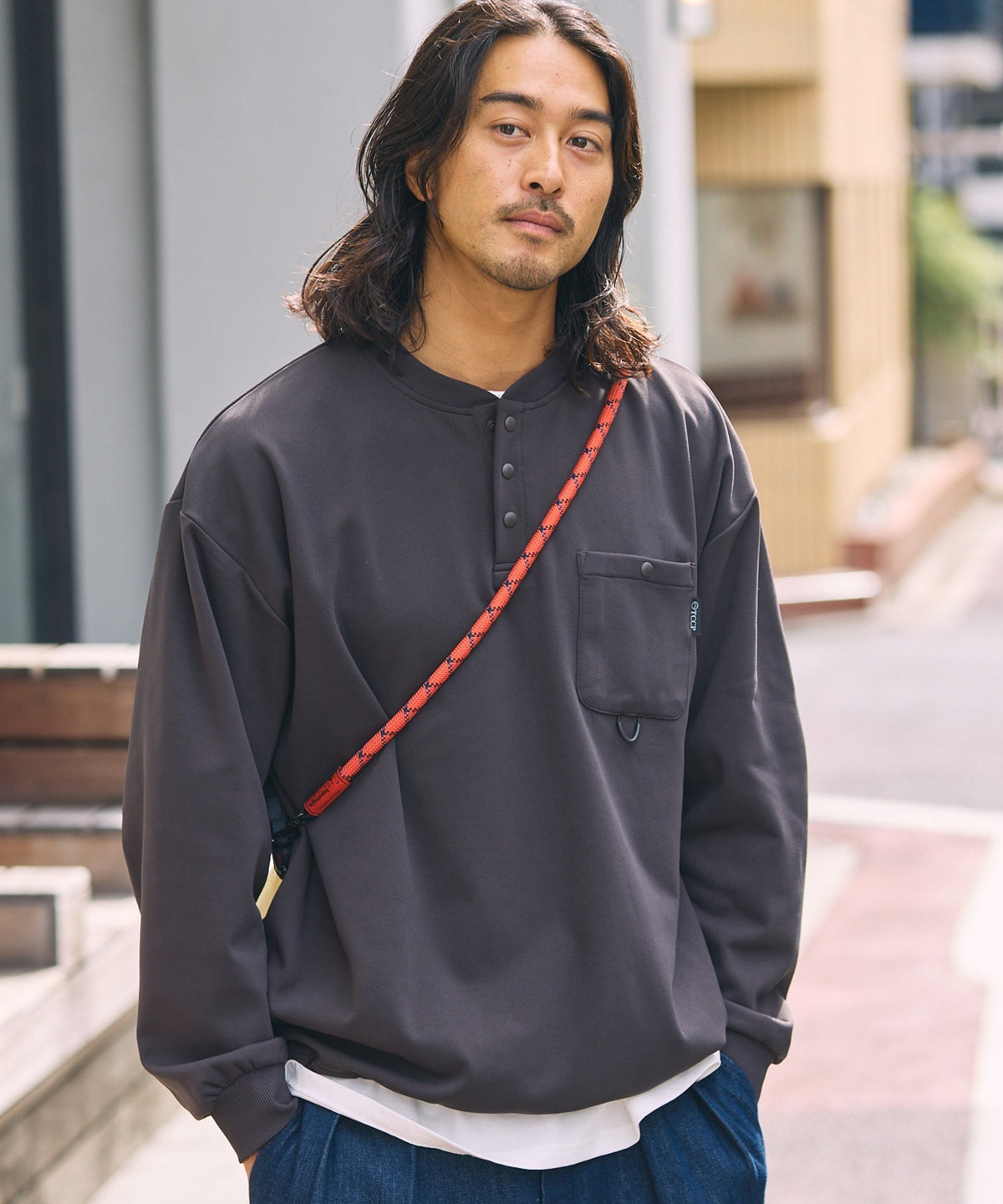 THE CRAFT CREW PRODUCTS / 四向彈性機能 亨利領 口袋長T恤（抽繩下擺）