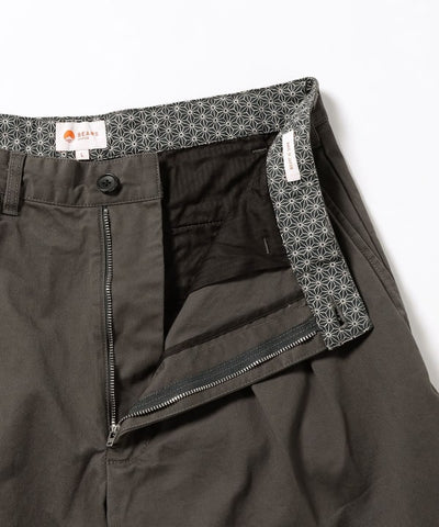 BEAMS JAPAN  2 PLEATED CHINO TROUSERS / 兩褶斜紋褶錐形長褲（日本製）