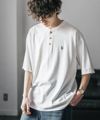 U.S. POLO ASSN. / 刺繡亨利領短袖T恤