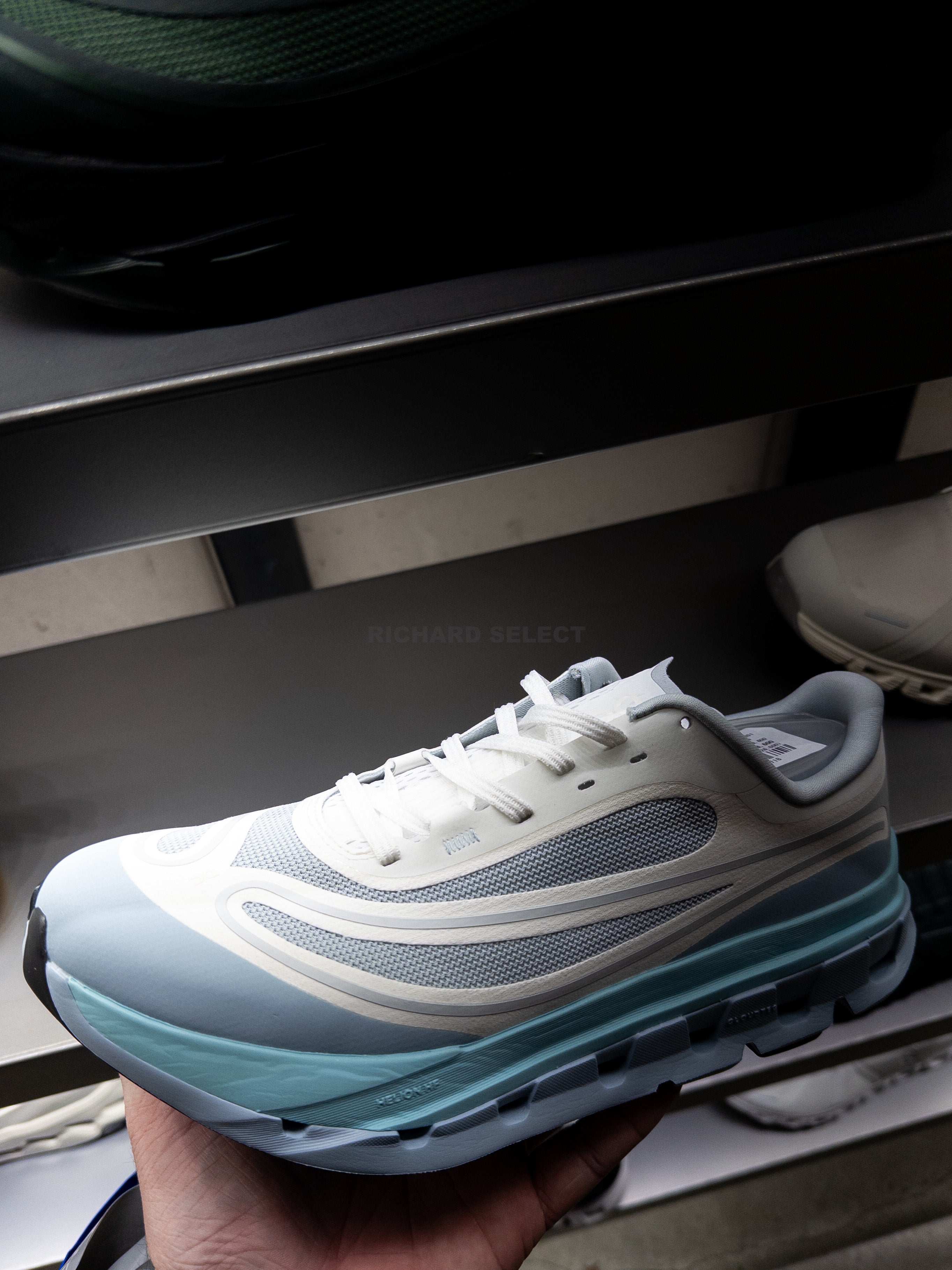 On Cloudflow 5 AD  / Hail | White