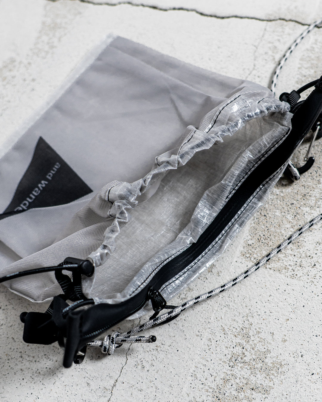 and wander UL sacoche with Dyneema / Dyneema® 複合纖維輕量防潑水隨身包