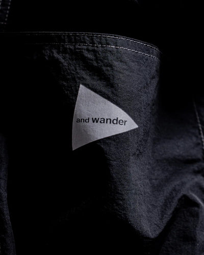 and wander / 皺褶尼龍雙口袋襯衫外套