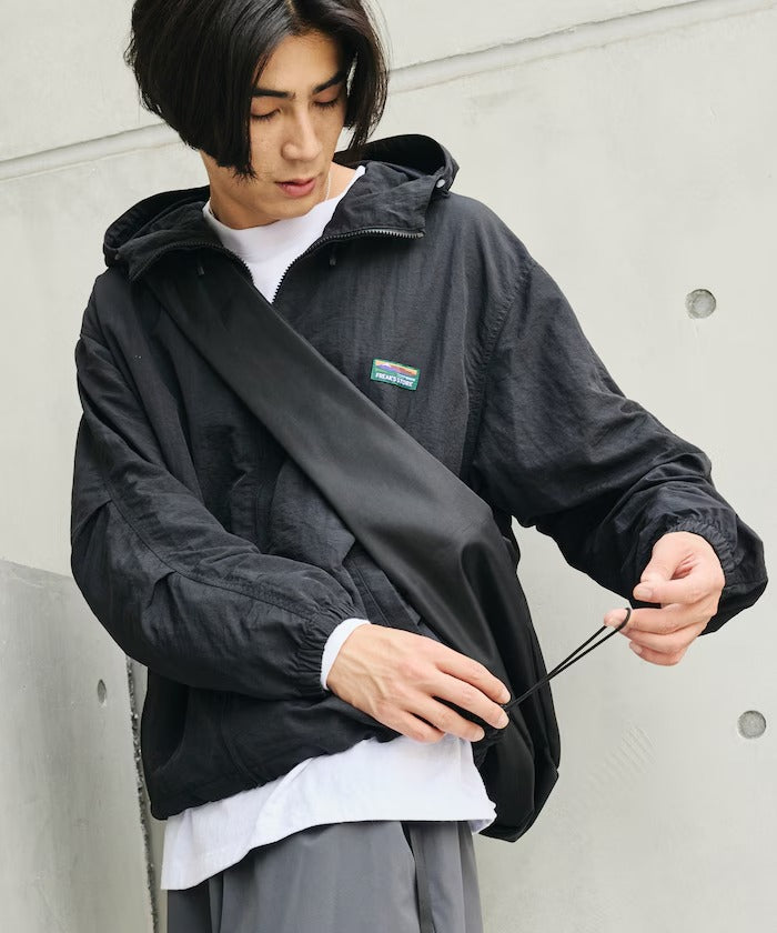 FREAK'S STORE / 撥水尼龍連帽風衣外套（抽繩下擺）