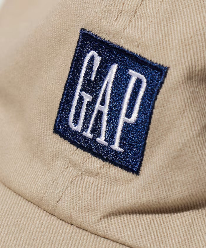 GAP × FREAK'S STORE / 刺繡LOGO六片式棒球帽（日本聯名限定）