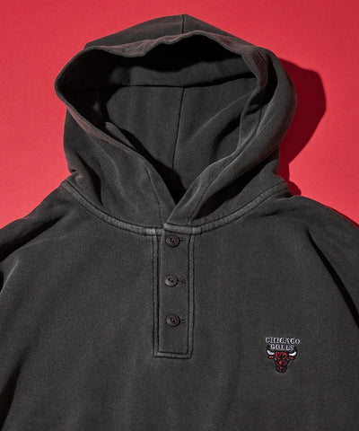 NBA × FREAK'S STORE / 球隊插畫背印 亨利領連帽衫（日本聯名限定）