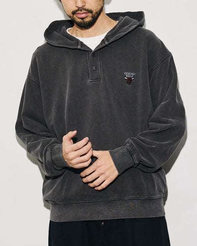 NBA × FREAK'S STORE / 球隊插畫背印 亨利領連帽衫（日本聯名限定）