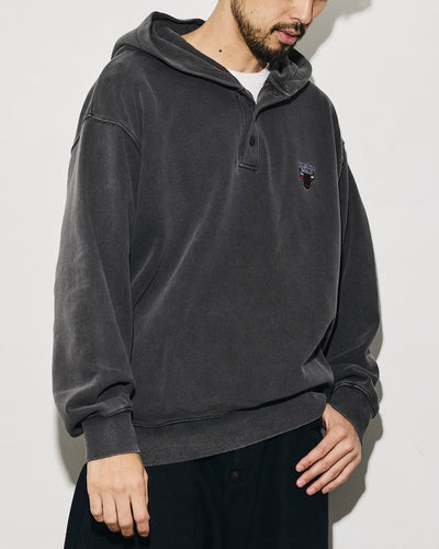 NBA × FREAK'S STORE / 球隊插畫背印 亨利領連帽衫（日本聯名限定）