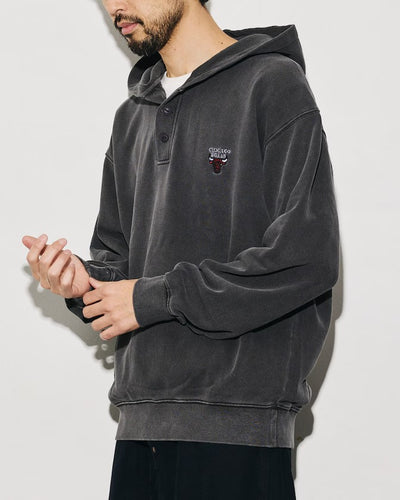 NBA × FREAK'S STORE / 球隊插畫背印 亨利領連帽衫（日本聯名限定）
